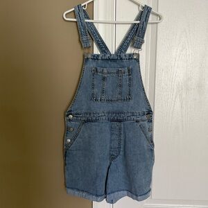 Universal Thread Women’s 100% Cotton Classic Short Overalls. Size 6/28.